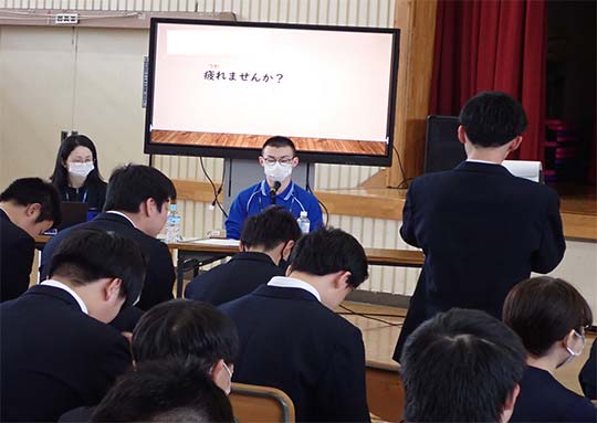 後輩からの質問の様子